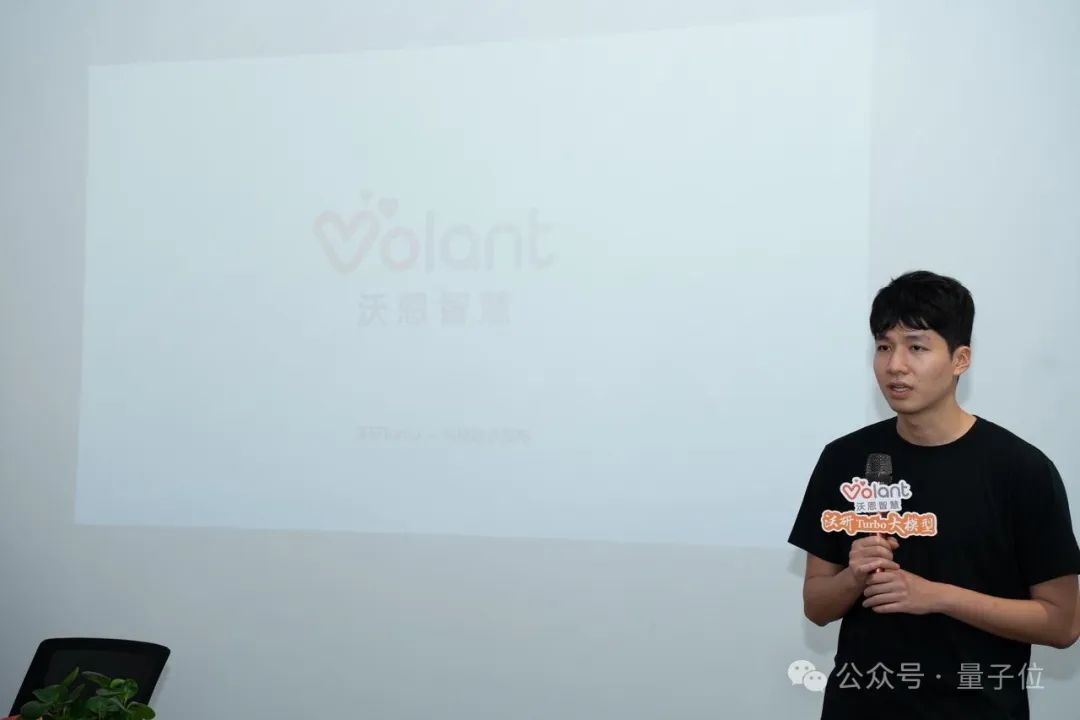专为大学生设计:全能科研大模型,一键实现论文推荐、降重、润色等功能,无需额外提示词!