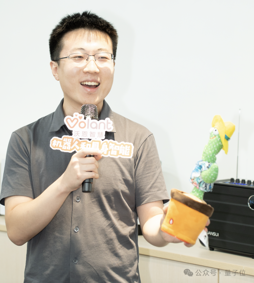 www.zeeklog.com - 专为大学生设计:全能科研大模型,一键实现论文推荐、降重、润色等功能,无需额外提示词!